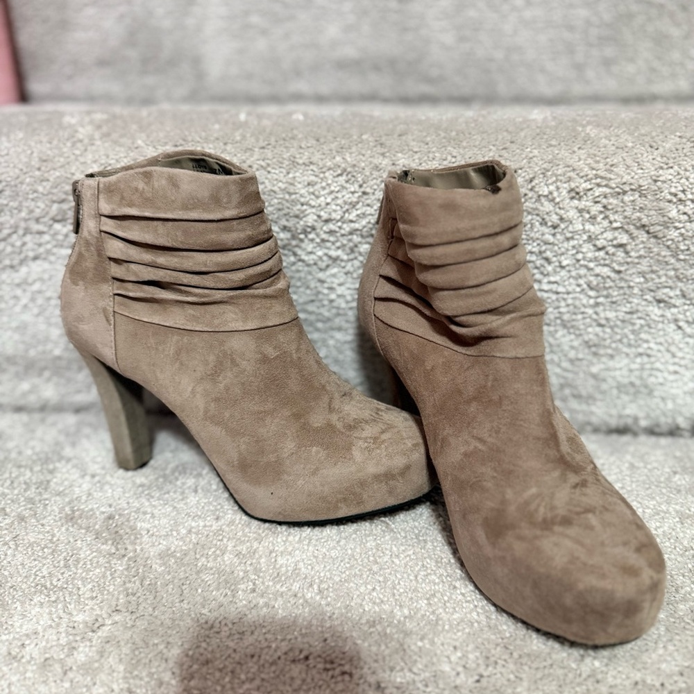 Me Too Lloyd Taupe Genuine Suede Scrunched Platform Heeled Booties Size 7 New - Picture 8 of 8